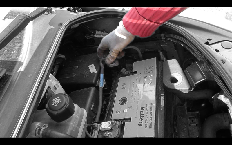 Autobatterie abklemmen